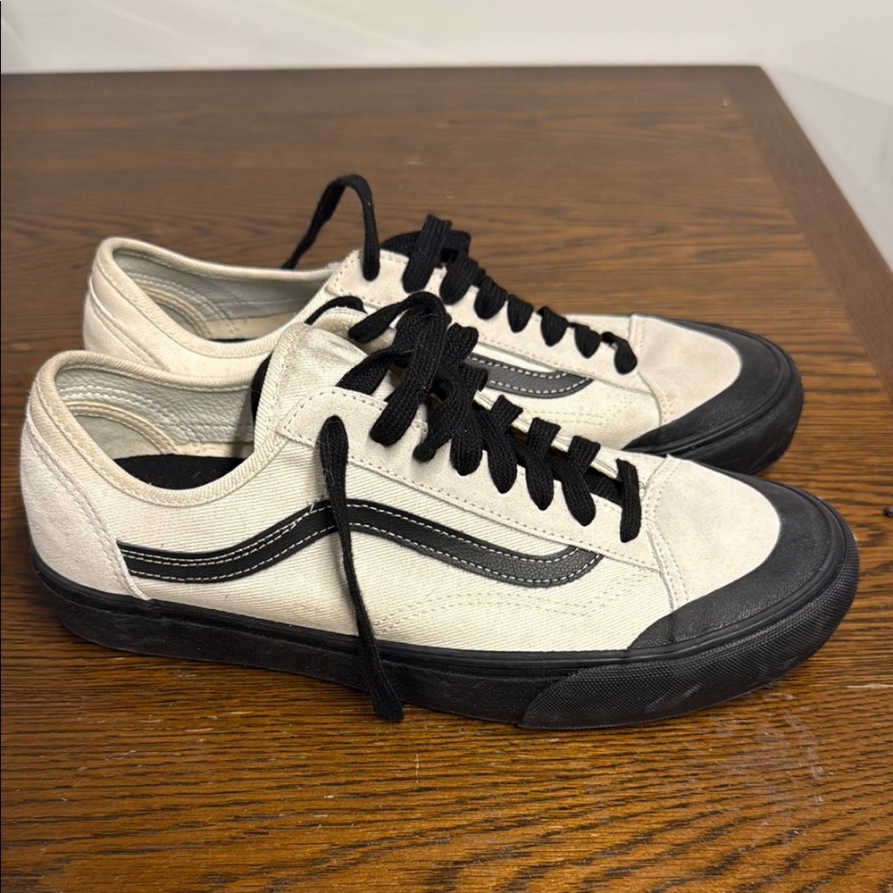 Vans Men's Black and White ULTRACUSH Sneakers